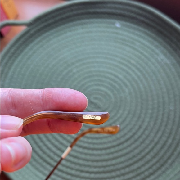 TOMS Olive Sunglasses with Peach Case - Picture 5 of 5